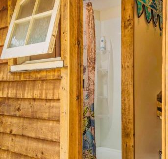 Alexandra Casa | Rustic cabin with hot tub - Homewood Forest Retreat