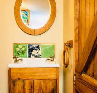 Alexandra Casa | Rustic cabin with hot tub - Homewood Forest Retreat