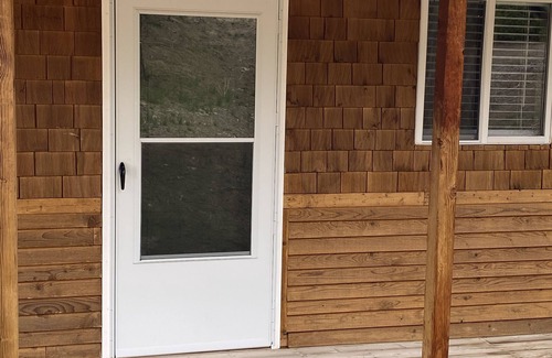 Broadwater County Cabina | Rustic cabin with lake views.