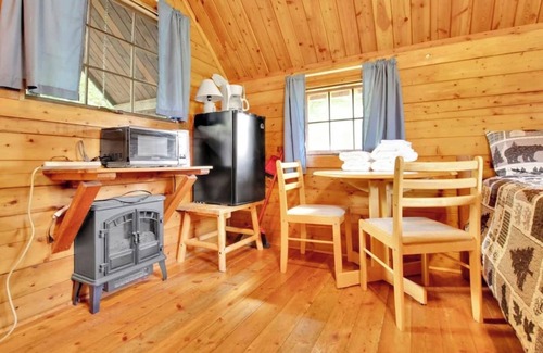 Bloomington Cabina | Rustic Cabin with Pool Access