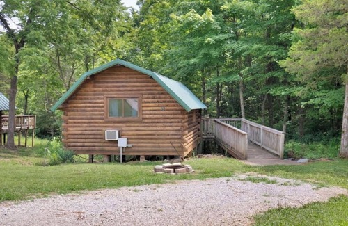 Bloomington Cabina | Rustic Cabin with Pool Access