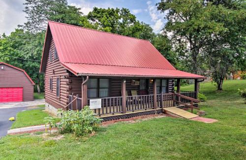Sevierville Casa | Rustic Cabin with Screened Deck 8 Mi to Dollywood