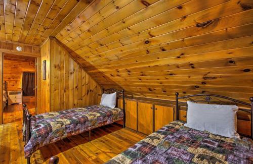 Sevierville Casa | Rustic Cabin with Screened Deck 8 Mi to Dollywood