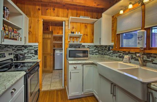 Sevierville Casa | Rustic Cabin with Screened Deck 8 Mi to Dollywood