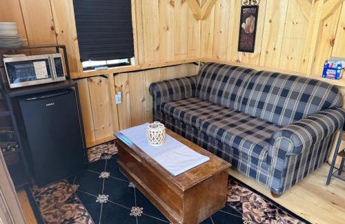 Morpeth Casa | Rustic Cabins Beside The Zoo