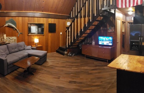 Gainesville Cabina | Rustic Cedar Cabin On Lake Lanier with Private Dock