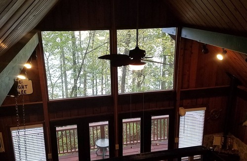 Gainesville Cabina | Rustic Cedar Cabin On Lake Lanier with Private Dock