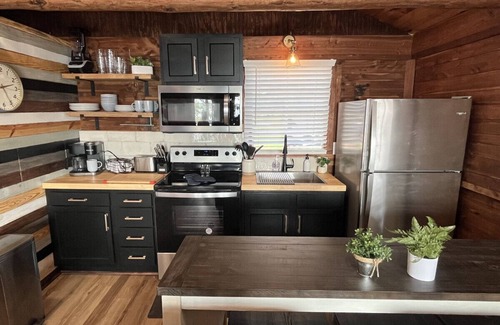 Hemphill Cabina | Rustic Cedar Waterfront Cabin 8 on Toledo Bend