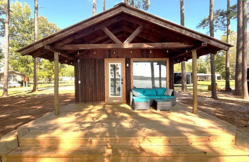 Hemphill Cabina | Rustic Cedar Waterfront Cabin 8 on Toledo Bend