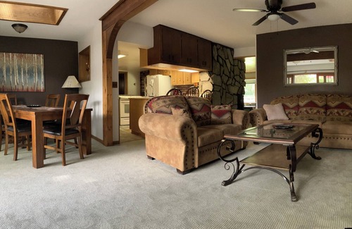 Great Falls Casa | Rustic Charm - City Comforts