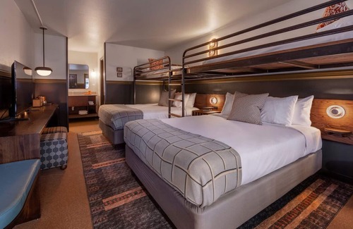 Branson Hotel | Rustic Charm in a Cozy Escape Near Historical Railway and Scenic Views l 2 Rooms