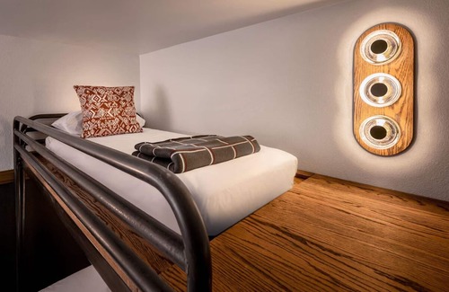 Branson Hotel | Rustic Charm in a Cozy Escape Near Historical Railway and Scenic Views l 2 Rooms