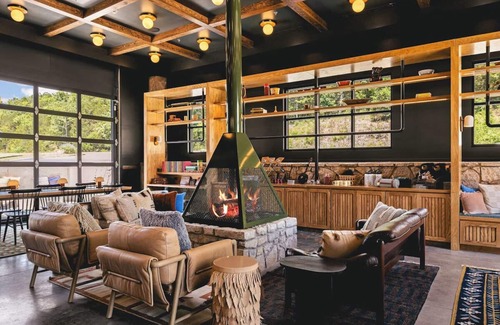 Branson Hotel | Rustic Charm in a Cozy Escape Near Historical Railway and Scenic Views l 2 Rooms