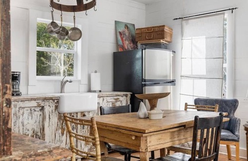 Warrenton Casa | Rustic Charm in our Quaint Round Top Farmhouse!