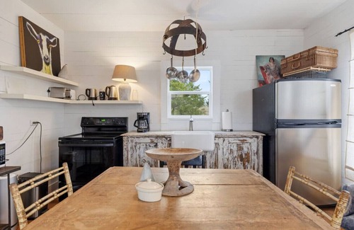 Warrenton Casa | Rustic Charm in our Quaint Round Top Farmhouse!