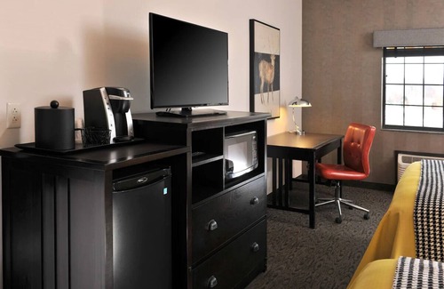 Independence Hotel | Rustic Charm Meets Modern Comfort: Unique Kansas City Stay with Pool