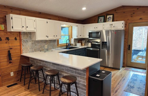 Hemphill Heights Cabina | Rustic Charm Meets Modern Comfort – Cozy Mountain Cabin Retreat at Calm Creek!