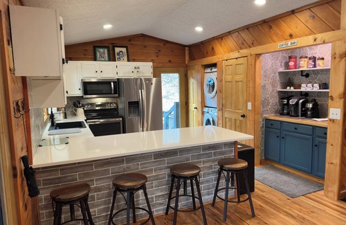 Hemphill Heights Cabina | Rustic Charm Meets Modern Comfort – Cozy Mountain Cabin Retreat at Calm Creek!