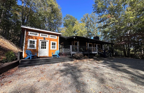 Hemphill Heights Cabina | Rustic Charm Meets Modern Comfort – Cozy Mountain Cabin Retreat at Calm Creek!
