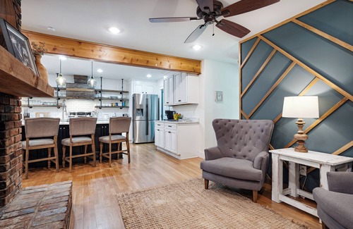 Memphis Casa | Rustic Charm~Memphis' One & Only