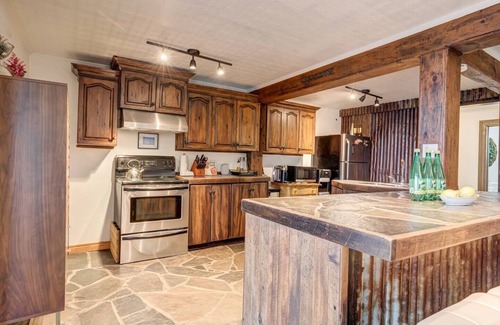 Pefferlaw Cabaña | Rustic Chic 4BR Lakehouse | Hot Tub, Ice Fishing
