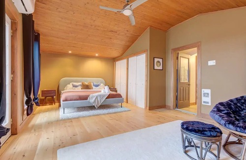 Pefferlaw Cabaña | Rustic Chic 4BR Lakehouse | Hot Tub, Ice Fishing