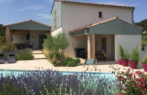 Villelongue-d'Aude Casa | Casa rústica y elegante con gran piscina privada climatizada y hermosas vistas sobre un pueblo