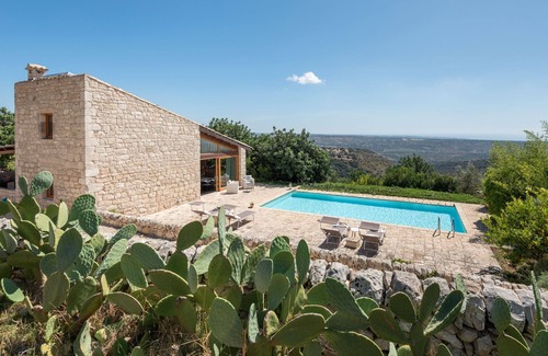 Ragusa Villa | Villa rústica y elegante con gran terraza, piscina privada, barbacoa y wifi ilimitado.