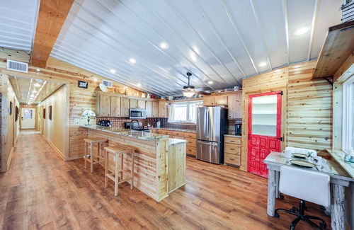 Gouldbusk Casa | Rustic Coleman Retreat on 300 Acres w/ Hot Tub!