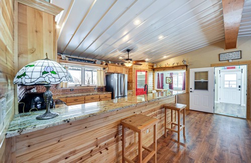 Gouldbusk Casa | Rustic Coleman Retreat on 300 Acres w/ Hot Tub!