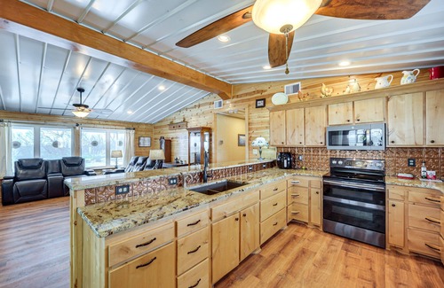 Gouldbusk Casa | Rustic Coleman Retreat on 300 Acres w/ Hot Tub!
