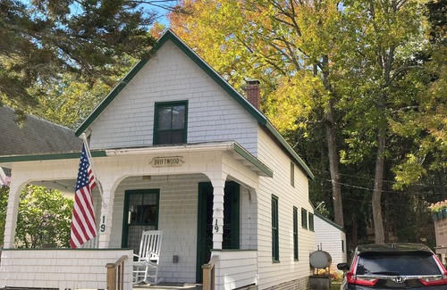 Bayside Cabaña | Rustic cottage a block from the water at 19 Broadway, Bayside, Northport w/WiFi