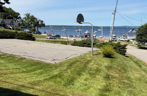 Bayside Cabaña | Rustic cottage a block from the water at 19 Broadway, Bayside, Northport w/WiFi