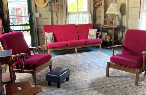 Bayside Cabaña | Rustic cottage a block from the water at 19 Broadway, Bayside, Northport w/WiFi