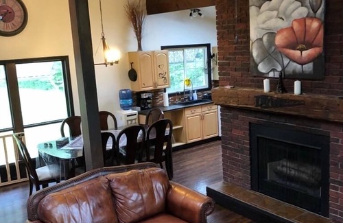 Kirkfield Cabaña | Rustic cottage w/ hot tub