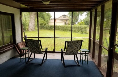 Fort Erie Cabaña | Rustic cottage with private beach and lake access.