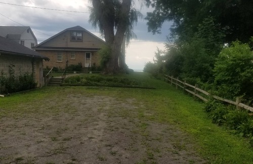 Fort Erie Cabaña | Rustic cottage with private beach and lake access.