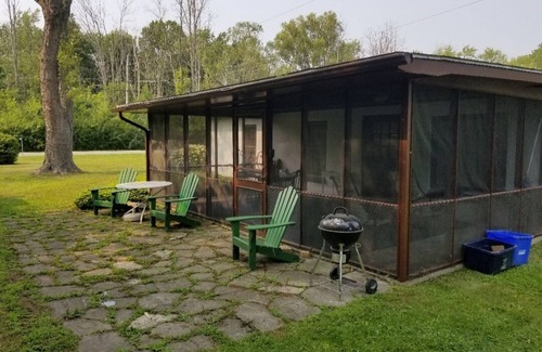 Fort Erie Cabaña | Rustic cottage with private beach and lake access.