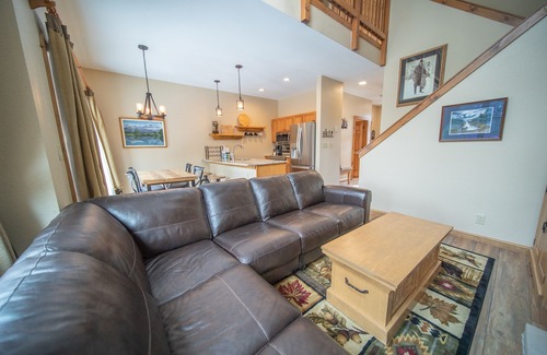 Lakeside Village Casa | Rustic & Cozy Cabin that's Ideal for Ski Trip!