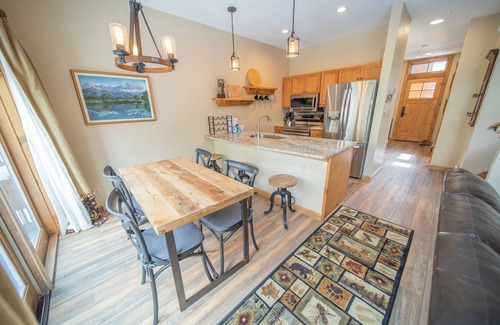 Lakeside Village Casa | Rustic & Cozy Cabin that's Ideal for Ski Trip!