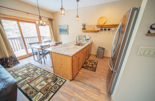 Lakeside Village Casa | Rustic & Cozy Cabin that's Ideal for Ski Trip!