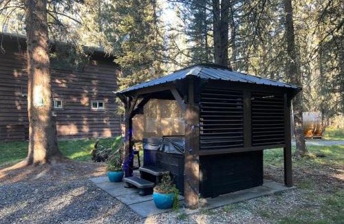 Bragg Creek Apartamento | Rustic Cozy Cabin with hot tub