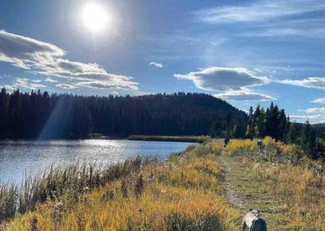 Bragg Creek Apartamento | Rustic Cozy Cabin with hot tub