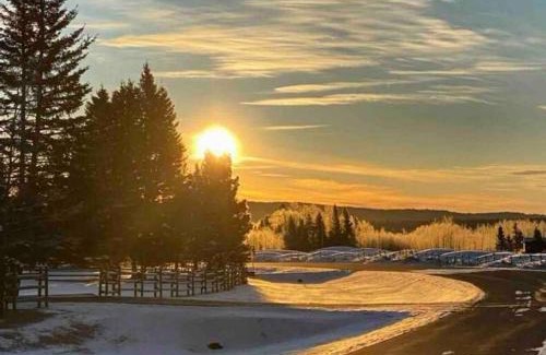 Bragg Creek Apartamento | Rustic Cozy Cabin with hot tub