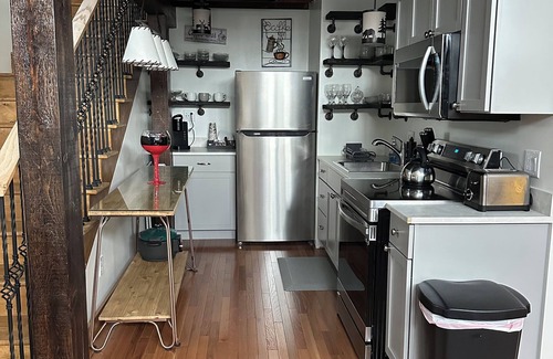 Oneida Apartamento | Rustic cozy large 1-bedroom, Queen Size Bed priced per-person rate