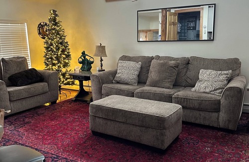 Oneida Apartamento | Rustic cozy large 1-bedroom, Queen Size Bed priced per-person rate