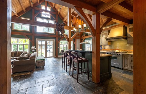 Cultus Lake Cabina | Rustic Cultus Lake Cabin House w/ BBQ, Ping Pong Table & Gym Equipment