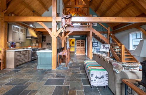 Cultus Lake Cabina | Rustic Cultus Lake Cabin House w/ BBQ, Ping Pong Table & Gym Equipment