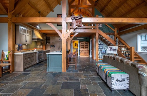 Cultus Lake Cabina | Rustic Cultus Lake Cabin House w/ BBQ, Ping Pong Table & Gym Equipment