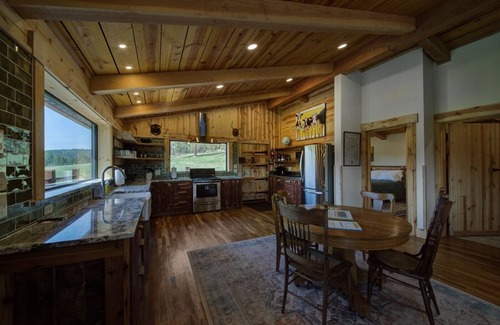 Colonial Pine Hills Cabina | Rustic Custom Timber Frame Cabin